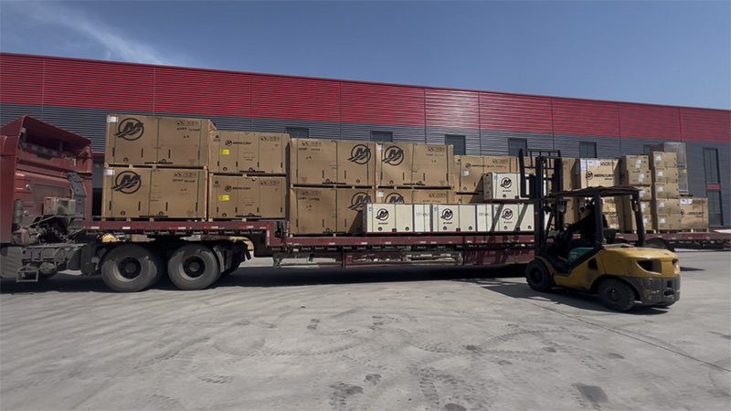 Due carichi di camion di motori a mercurio importati sono arrivati ​​alla Lawada® Company!