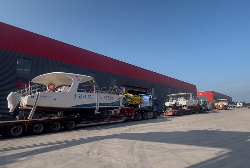 LAWADA consegna tre catamarani, due auto per sport acquatici e due moto d'acqua per Scenic Spot