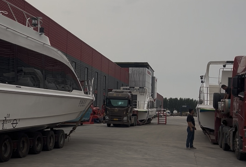 Navi passeggeri per l'entroterra spedite da Lawada®: una nave passeggeri monoscafo da 21,8 m e due navi passeggeri monoscafo da 17,8 m